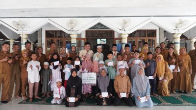 Kota Bekasi - Baznas dan ASN besama membaginakan donasi Ramdan 2026 kepada para Anak Yatim di Bekasi. Foto: Ist