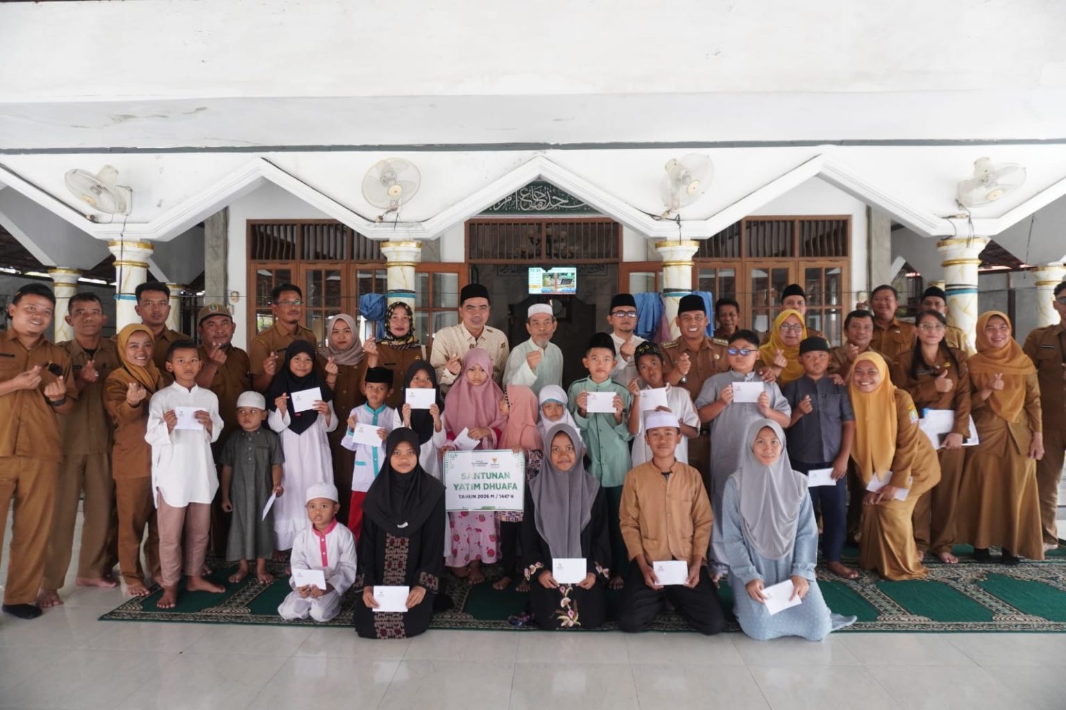 Kota Bekasi - Baznas dan ASN besama membaginakan donasi Ramdan 2026 kepada para Anak Yatim di Bekasi. Foto: Ist