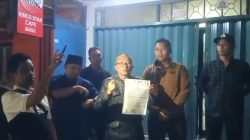 Kota Bekasi - Camat Bekasi Barat, Sudarsono, menyusuri lorong-lorong Pasar Bintara, Rabu (25/2/2026) malam. Foto: Ist