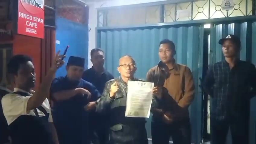 Kota Bekasi - Camat Bekasi Barat, Sudarsono, menyusuri lorong-lorong Pasar Bintara, Rabu (25/2/2026) malam. Foto: Ist