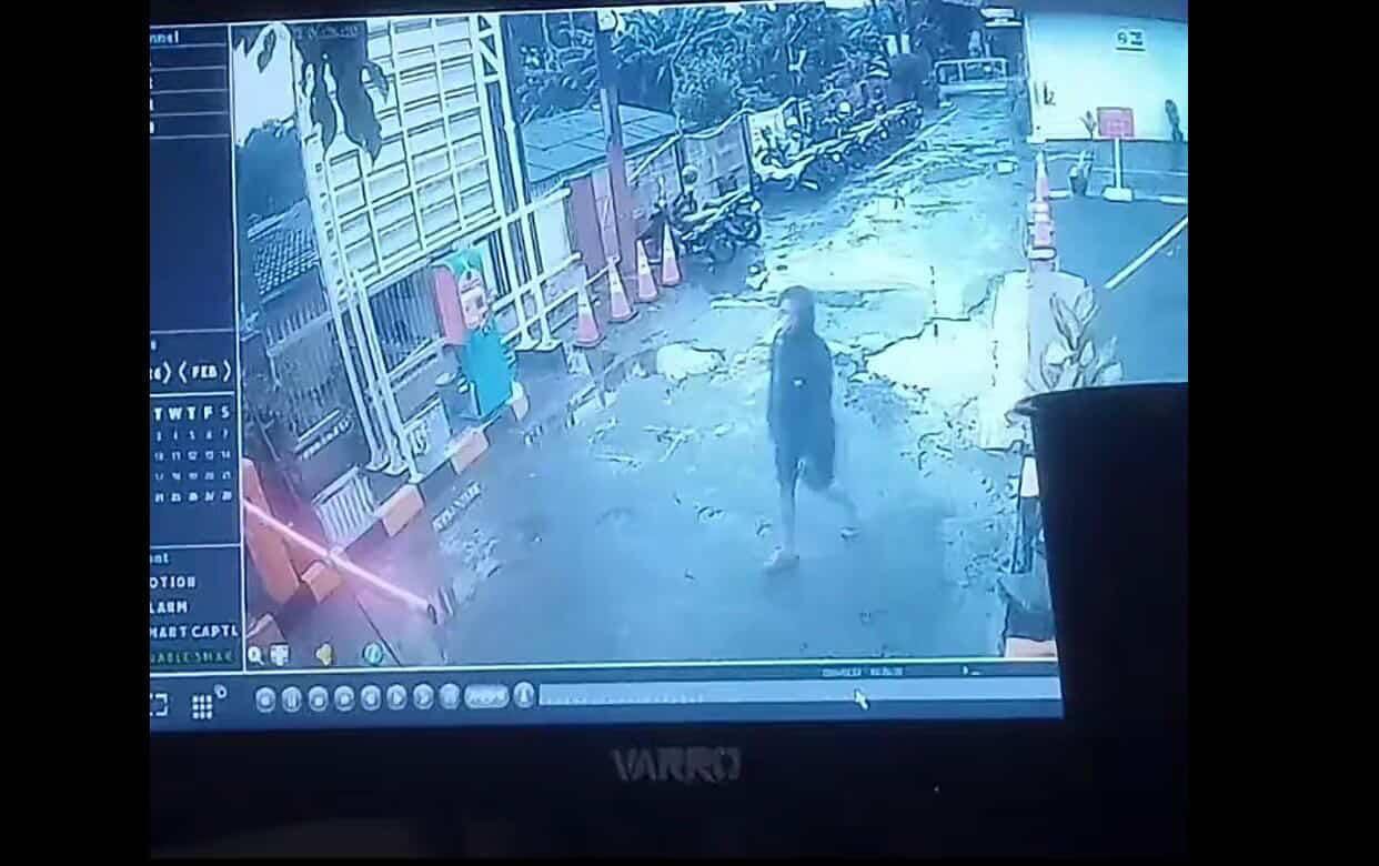 Kota Bekasi - Rekaman CCTV menangkap korban di sekitar RS Juwita. Foto: Ist/Gobekasi.id.