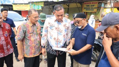 Kota Bekasi - Wali Kota Bekasi, Tri Adhianto, saat meninjau kondisi saluran air di Kelurahan Cimuning, Kamis (26/2/2026) pagi. Foto: Ist/Gobekasi.id.