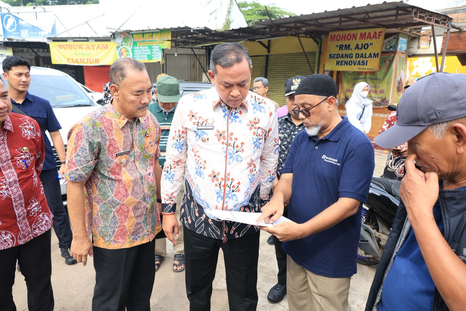 Kota Bekasi - Wali Kota Bekasi, Tri Adhianto, saat meninjau kondisi saluran air di Kelurahan Cimuning, Kamis (26/2/2026) pagi. Foto: Ist/Gobekasi.id.
