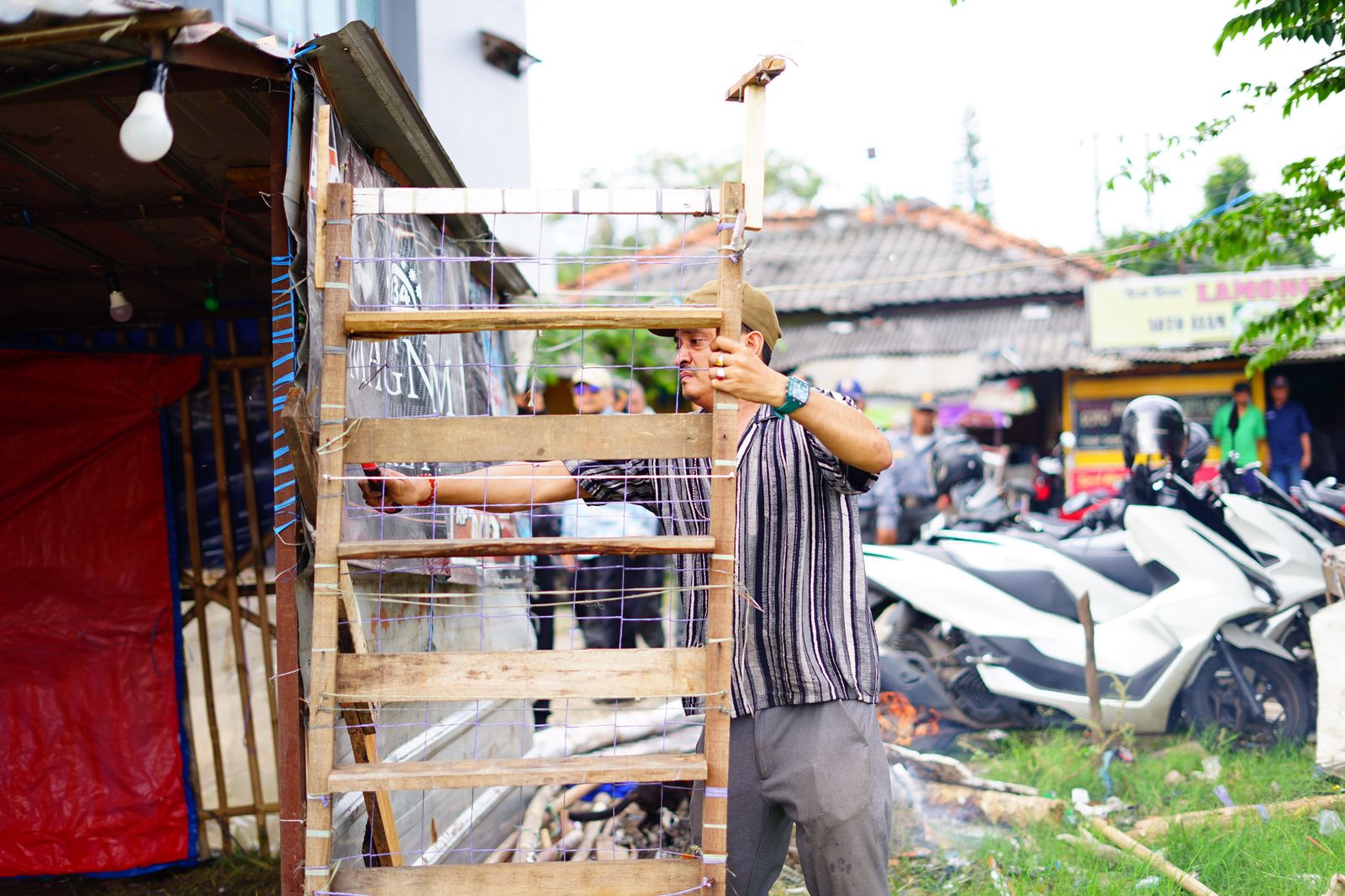 Kota Bekasi - Warga membongkar mandiri bangunannya yang mana lahan akan diperuntukkan sebagai lokasi pembangunan Flyover Bulak Kapal. Foto: Ist/Gobekasi.id.
