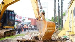 Kota Bekasi - Alat berat untuk pembongkaran bangunan di lahan yang akan dibangun Flyover Bulak Kapal. Foto: Ist/Gobekasi.id.