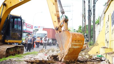 Kota Bekasi - Alat berat untuk pembongkaran bangunan di lahan yang akan dibangun Flyover Bulak Kapal. Foto: Ist/Gobekasi.id.