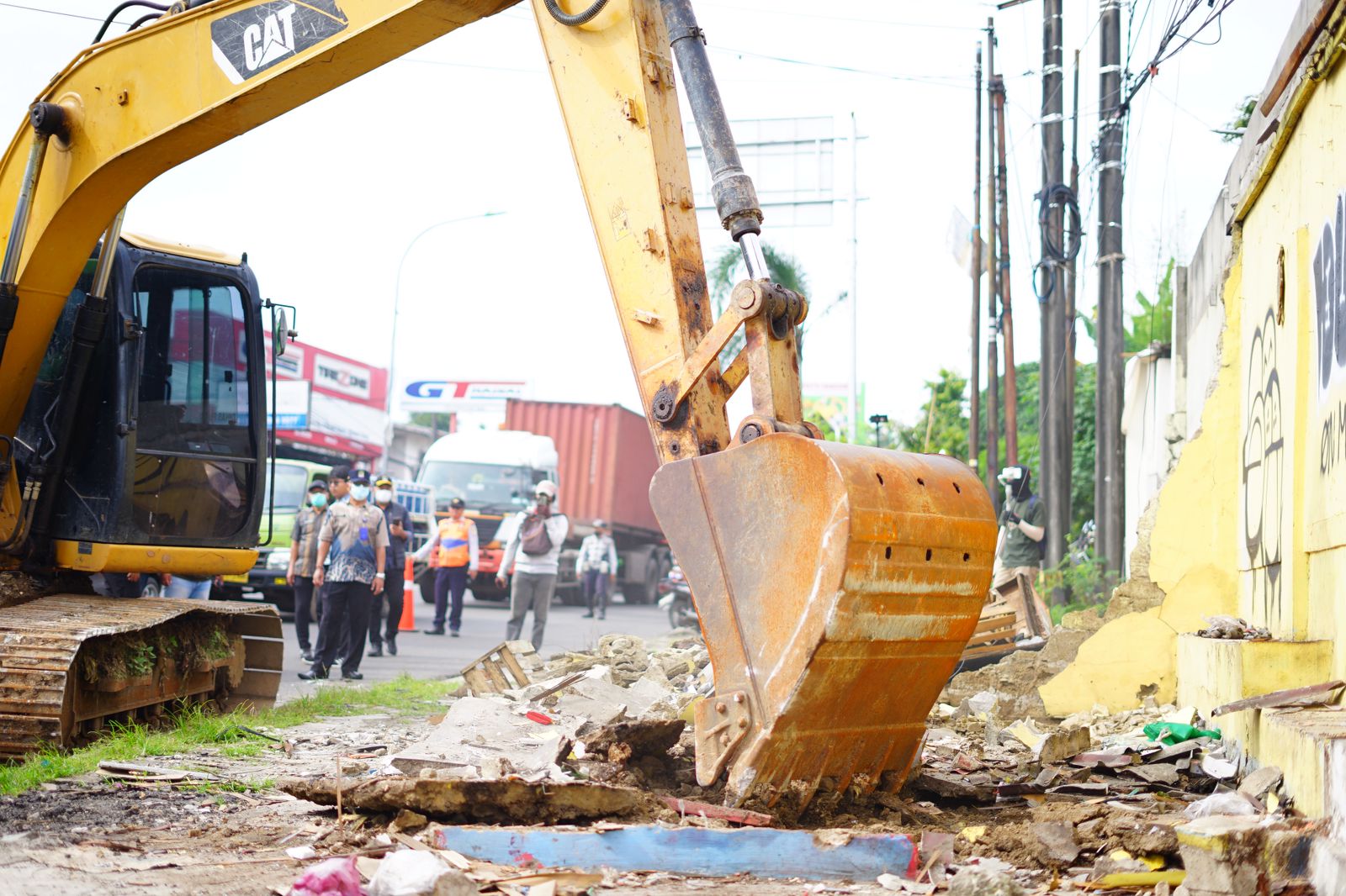 Kota Bekasi - Alat berat untuk pembongkaran bangunan di lahan yang akan dibangun Flyover Bulak Kapal. Foto: Ist/Gobekasi.id.