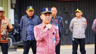 Kota Bekasi - Penata Ruang Ahli Muda Distaru Kota Bekasi, Tarmuji, saat memimpin pembongkaran bangunan yangd iperuntukan untuk lahan pembangunan Flyover Bulak Kapal. Foto: Ist/Gobekasi.id.