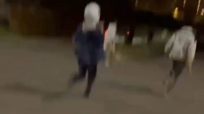 Kota Bekasi - Aksi tawuran kembali pecah di wilayah Bekasi Utara. Kali ini, sekelompok remaja terlibat bentrokan tepat di depan Masjid Al-Azhar, memicu keresahan warga sekitar. Foto: Tangkapan layar video