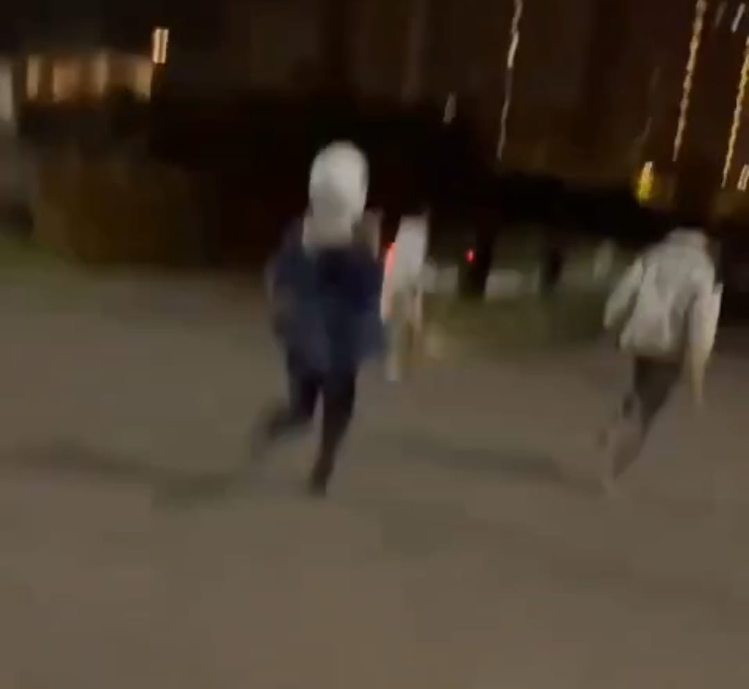 Kota Bekasi - Aksi tawuran kembali pecah di wilayah Bekasi Utara. Kali ini, sekelompok remaja terlibat bentrokan tepat di depan Masjid Al-Azhar, memicu keresahan warga sekitar. Foto: Tangkapan layar video