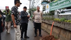 Kota Bekasi - Wali Kota Bekasi Tri Adhianto bekas meninjau galian yang menyebabkan kerusakan signifikan pada badan jalan yang sebelumnya telah diperbaiki di Pindok Gede, Kota Bekasi, Jumat (27/2/2026). Foto: Ist/Gobekasi.id.