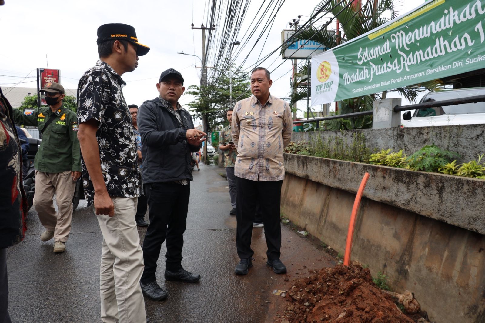 Kota Bekasi - Wali Kota Bekasi Tri Adhianto bekas meninjau galian yang menyebabkan kerusakan signifikan pada badan jalan yang sebelumnya telah diperbaiki di Pindok Gede, Kota Bekasi, Jumat (27/2/2026). Foto: Ist/Gobekasi.id.