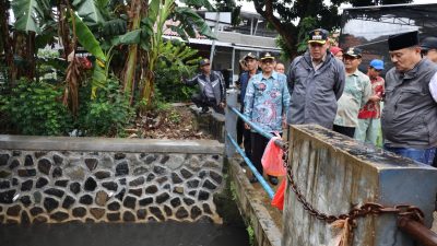 Kota Bekasi - Wali Kota Bekasi, Tri Adhianto memulai penataan dan peninggian jembatan sebagai solusi banjir melalui penataan di Perumahan Chandra, RW 17, Kelurahan Jatirahayu, Kecamatan Pondok Melati. Foto: Ist/Gobekasi.id.