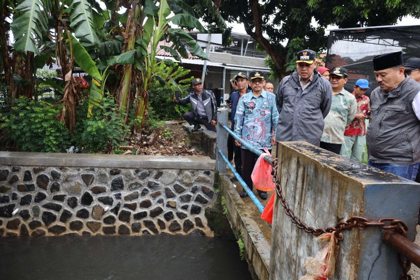 Kota Bekasi - Wali Kota Bekasi, Tri Adhianto memulai penataan dan peninggian jembatan sebagai solusi banjir melalui penataan di Perumahan Chandra, RW 17, Kelurahan Jatirahayu, Kecamatan Pondok Melati. Foto: Ist/Gobekasi.id.