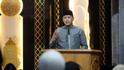 Kota Bekasi - Wali Kota Bekasi Tri Adhianto melaksanakan Tarawih Keliling (Tarling) pada malam ke-10 Ramadan di Masjid Asy-Syuhada, Kelurahan Pejuang, Kecamatan Medan Satria. Foto: Ist/Gobekasi.id.