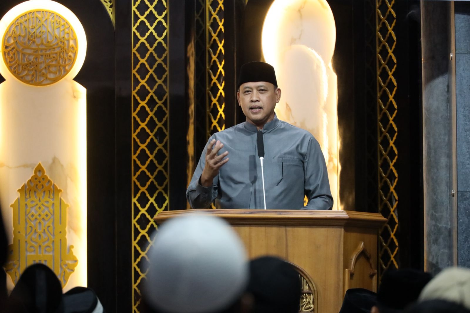 Kota Bekasi - Wali Kota Bekasi Tri Adhianto melaksanakan Tarawih Keliling (Tarling) pada malam ke-10 Ramadan di Masjid Asy-Syuhada, Kelurahan Pejuang, Kecamatan Medan Satria. Foto: Ist/Gobekasi.id.