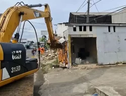 Pembebasan Lahan Fly Over Bulak Kapal Dimulai, Distaru Bongkar Bangunan di HM Joyo Martono