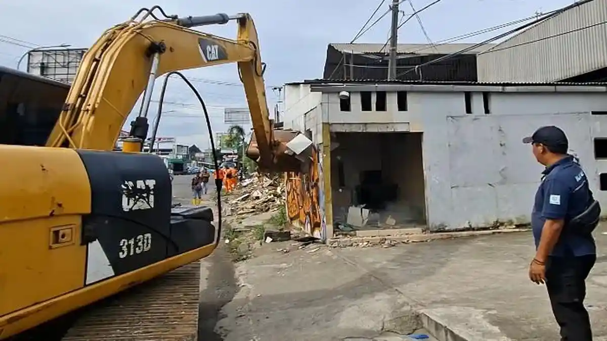 Kota Bekasi - Pembongkaran bangunan untuk Flyover Bulak Kapal dilakukan pada Kamis (26/2/2026) menggunakan satu unit alat berat (beko) di sepanjang Jalan HM Joyo Martono. Foto: Ist