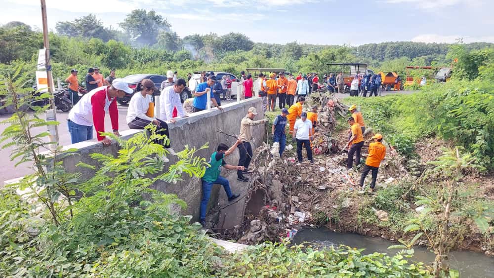 Kabupaten Bekasi - DLH Kabupaten Bekasi bersama dengan KLH melakukan aksi Jumat bersih. Foto: Ist/Gobekasi.id.