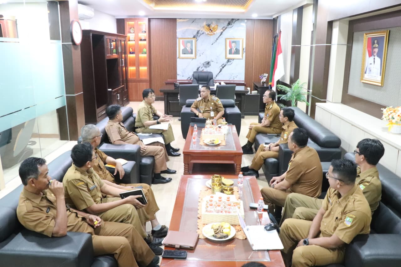 Kabupaten Bekasi - Rapat internal terkait proses relokasi SDN 03 Ciledug, Kecamatan Setu, yang terdampak Proyek Strategis Nasional (PSN). Foto: Ist/Gobekasi.id.