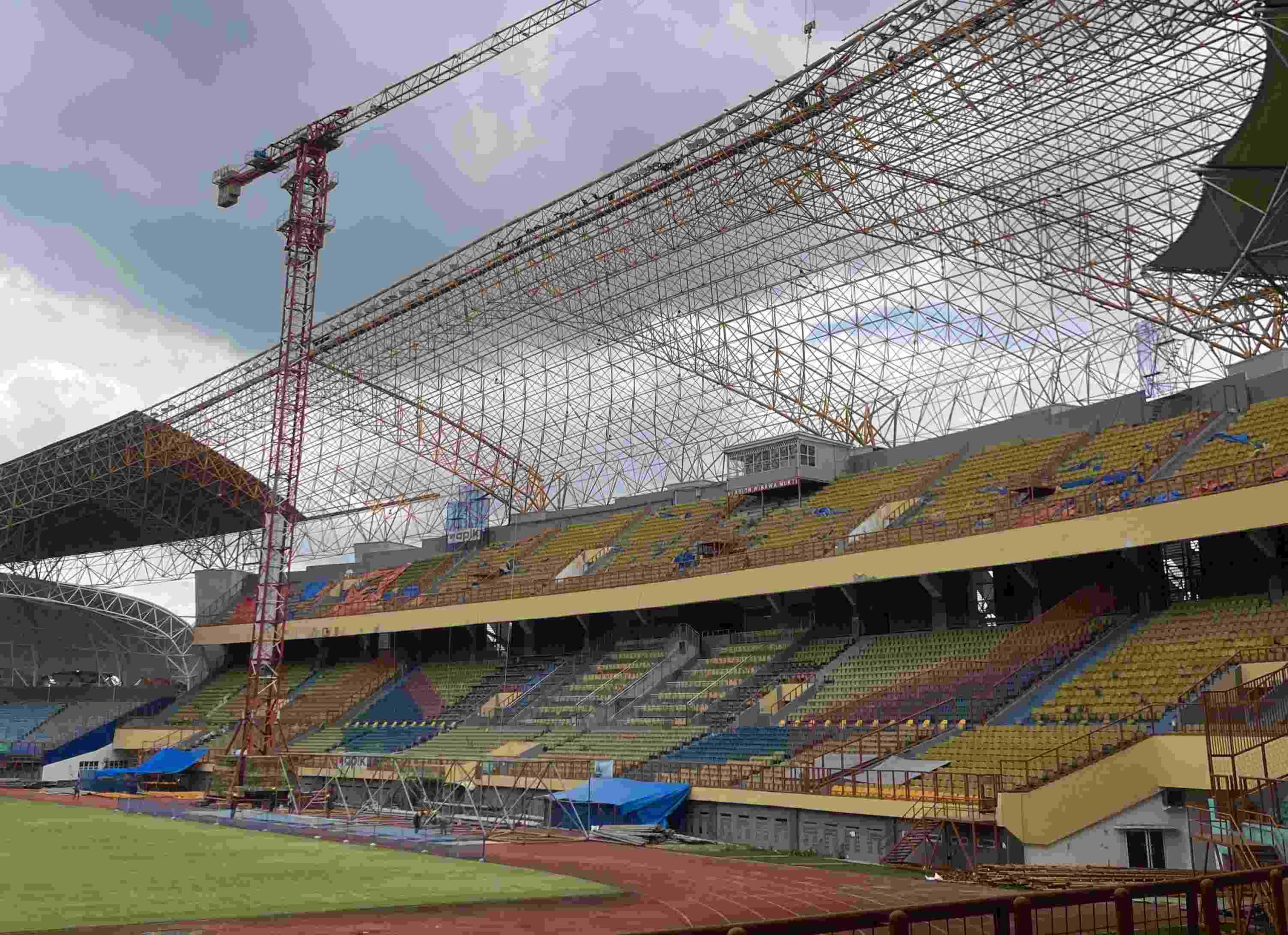 Kabupaten Bekasi -Kementerian Pekerjaan Umum (PU) mengalokasikan anggaran Rp40 miliar untuk rehabilitasi dan perbaikan menyeluruh Stadion Wibawamukti Cikarang yang mengalami kerusakan pasca diterjang angin puting beliung yang terjadi pada Oktober 2024.. Foto: Ist