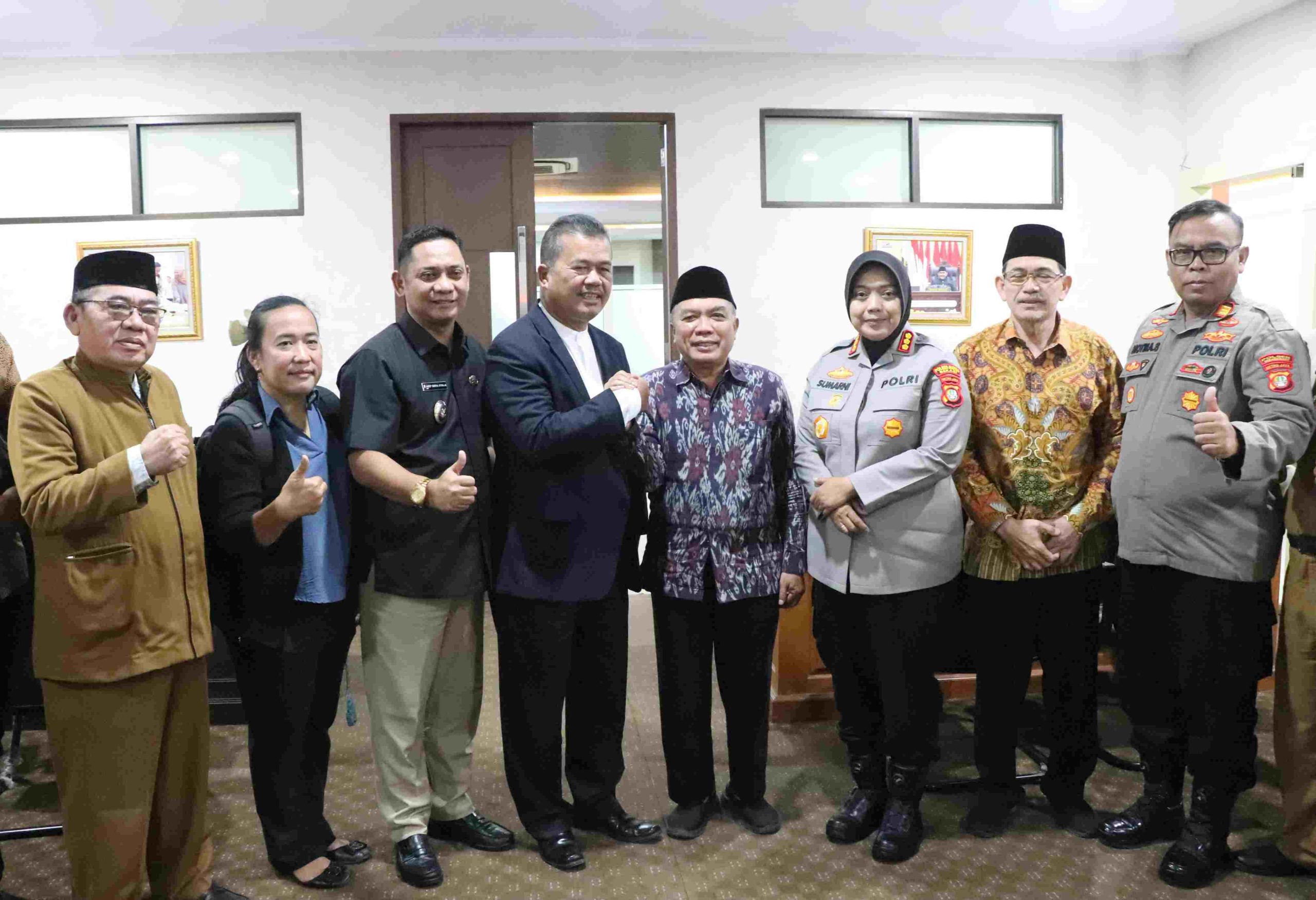 Kabupaten Bekasi -Plt. Bupati Bekasi Asep Surya Atmaja bersama Forkopimda dan FKUB usai rapat bersama perwakilan Huria Kristen Batak Protestan (HKBP) Perum Grand Cikarang Village, Desa Jayasampurna, Kecamatan Serang Baru, di Ruang Rapat Gedung Bupati Bekasi, Cikarang Pusat, Selasa (10/02/2026). Foto: Ist