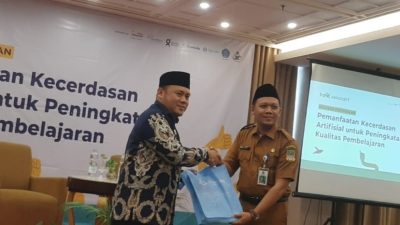 Kota Bekasi - Kepala Seksi Kurikulum dan Penilaian SMP Dinas Pendidikan Kabupaten Bekasi, Nurkholis bersama Ketua BMPS Kabupaten Bekasi, KH Ahmad Syauqi seminar pendidikan bertema Pemanfaatan Kecerdasan Artifisial untuk Peningkatan Kualitas Proses Pembelajaran di Hotel Grand Zuri, Kecamatan Cikarang Utara, Selasa (10/02/2026). Foto: Ist