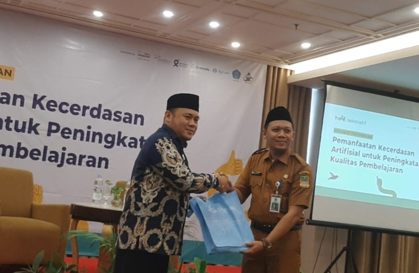 Kota Bekasi - Kepala Seksi Kurikulum dan Penilaian SMP Dinas Pendidikan Kabupaten Bekasi, Nurkholis bersama Ketua BMPS Kabupaten Bekasi, KH Ahmad Syauqi seminar pendidikan bertema Pemanfaatan Kecerdasan Artifisial untuk Peningkatan Kualitas Proses Pembelajaran di Hotel Grand Zuri, Kecamatan Cikarang Utara, Selasa (10/02/2026). Foto: Ist