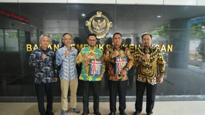 Kabupaten Bekasi - Plt Bupati Bekasi, Asep Surya Atmaja didampingi Ketua DPRD Kabupaten Bekasi, Ade Sukron menerima Laporan Hasil Pemeriksaan (LHP) Kepatuhan atas Pengelolaan Pajak Daerah dan Retribusi Daerah Tahun 2024 di Gedung BPK Perwakilan Provinsi Jawa Barat, Bandung, pada Jumat (13/2/2026). Foto: Ist/Gobekasi.id.