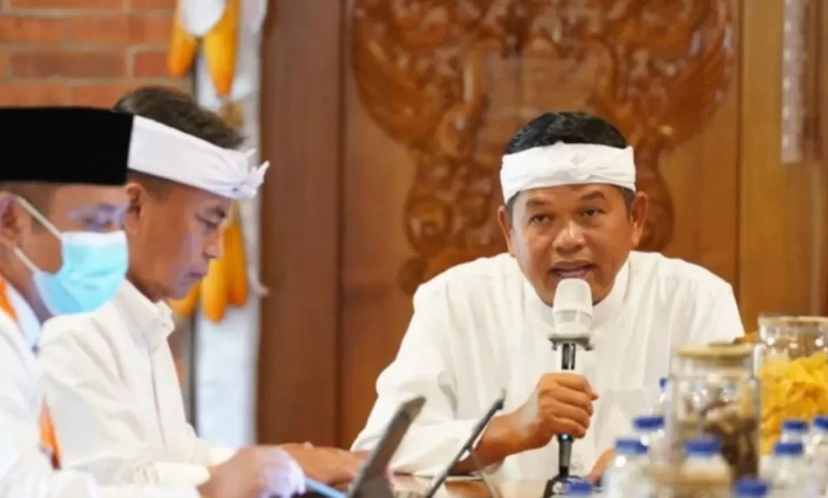 Kabupaten Bekasi - Plt. Bupati Bekasi Asep Surya Atmaja (pakai masker) saat menghadiri Rakor Percepatan Program Revitalisasi Tambak Pantura Jawa Barat bersama Menteri Kelautan dan Perikanan Sakti Wahyu Trenggono dan Gubernur Jawa Barat Dedi Mulyadi di Lembur Pakuan, Kabupaten Subang, Jumat (20/2/2026). Foto: Ist