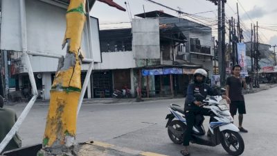 Kabupaten Bekasi - Kondisi Tugu Bambu Runcing Warung Bongkok yang ditabrak. Foto: Ist/Gobekasi.id.