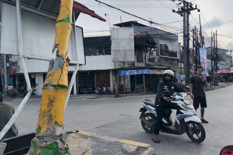Kabupaten Bekasi - Kondisi Tugu Bambu Runcing Warung Bongkok yang ditabrak. Foto: Ist/Gobekasi.id.