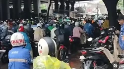 Kota Bekasi - Kemacetan di Jalan I Gusti Ngurah Rai akibat p[erbaikan jalan dan volume kendaraan yang tinggi. Foto: Ist/Gobekasi.id.