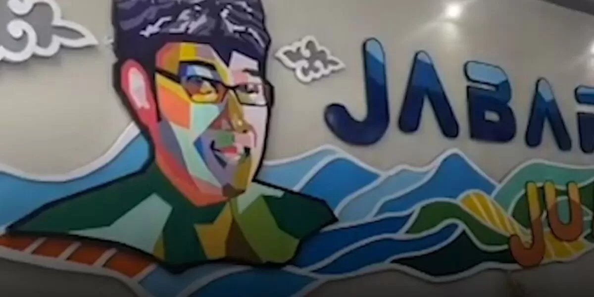 Kota Depok -Pencpota wajah mantan Gubernur Jawa Barat, Ridwan Kamil di dinding underpass Dewi Sartika, Kota Depok oleh petugas Dinas Bina Marga dan Penataan Ruang (BMPR) Jawa Barat pada Selasa (10/2/2026). Foto: Ist