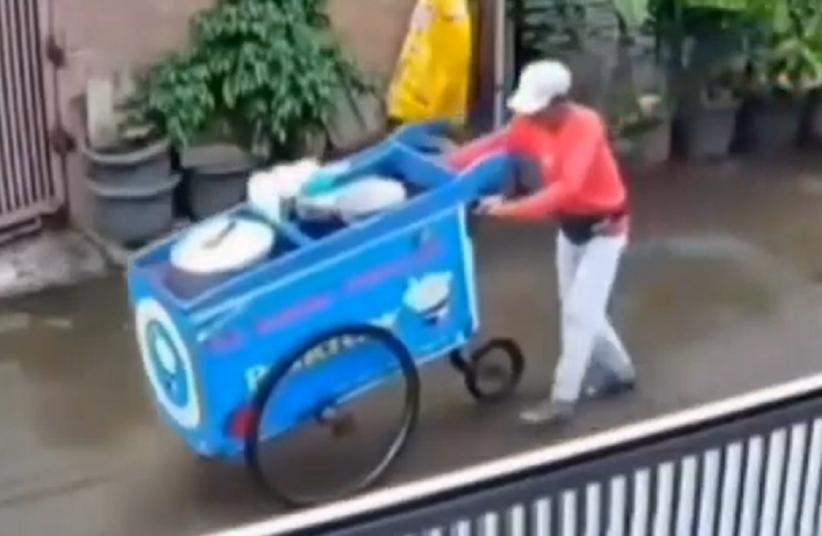 Kota Bekasi - Tangkapan layar pedagang es Cincau yang meninggal mendadak saat berjualan di Jalan Irigasi Quarta Tiga, Perumahan Irigasi Danita, Kelurahan Bekasi Jaya, Kecamatan Bekasi Timur, Jumat (6/2/2026).