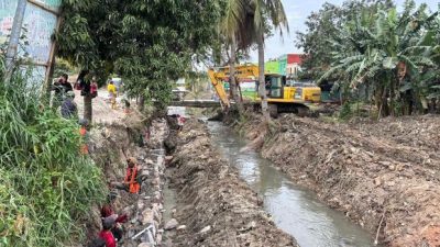 Kota Bekasi - Dinas Bina Marga dan Sumber Daya Air Kota Bekasi (DBMSDA) tengah mengebut pembangunan tanggul di Jalan Alinda, Bekasi Utara. Foto: Ist