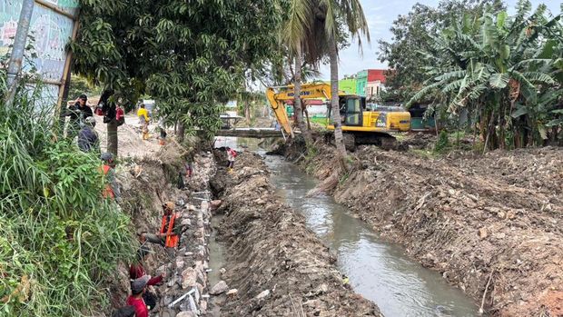 Kota Bekasi - Dinas Bina Marga dan Sumber Daya Air Kota Bekasi (DBMSDA) tengah mengebut pembangunan tanggul di Jalan Alinda, Bekasi Utara. Foto: Ist