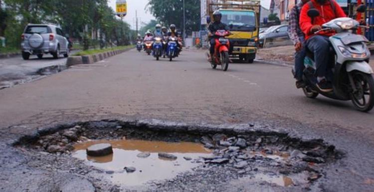 Kota Bekasi - Kondisi jalan berlubang di ruas Jalan KH. Noer Ali. Foto: Ist/Gobekasi.id.
