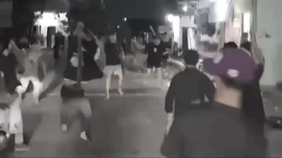 Kabupaten Bekasi - Tangkapan layar tawuran remaja di KH Ahmad Junaidi, Kampung Bogor, Desa Pusaka Rakyat, Kecamatan Tarumajaya, Kabupaten Bekasi.