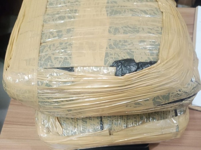 Kota Bekasi - Barang bukti ganja seberat lebih dari 2 kilogram yang diduga akan diedarkan di wilayah Bekasi dari tangan pria berinisial GAG (26), Rabu (25/2/2026). Foto: Ist/Gobekasi.id.