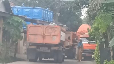 Kota Bekasi - Emak-emak melakukan Pungli terhadap sopir truk sampah yang menuju TPA Sumur Batu. Foto: Ist