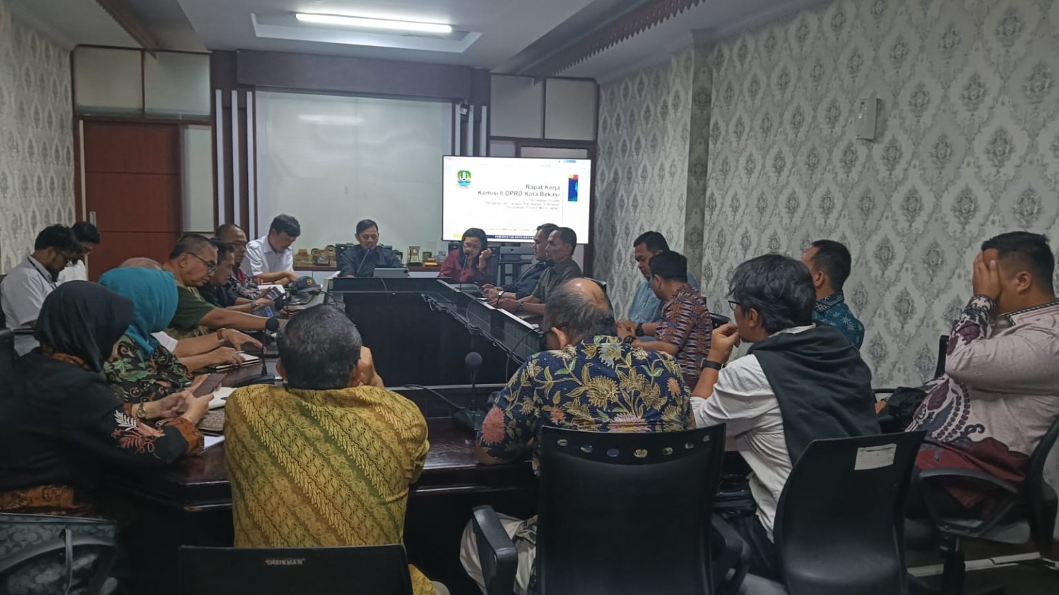 Kota Bekasi - Perwakilan warga PML mengadu ke DPRD Kota Bekasi untuk mendorong pembangunan tanggul untuk mengantisipasi ancaman banjir2,5 meter di wilayahnya. Foto: Ist