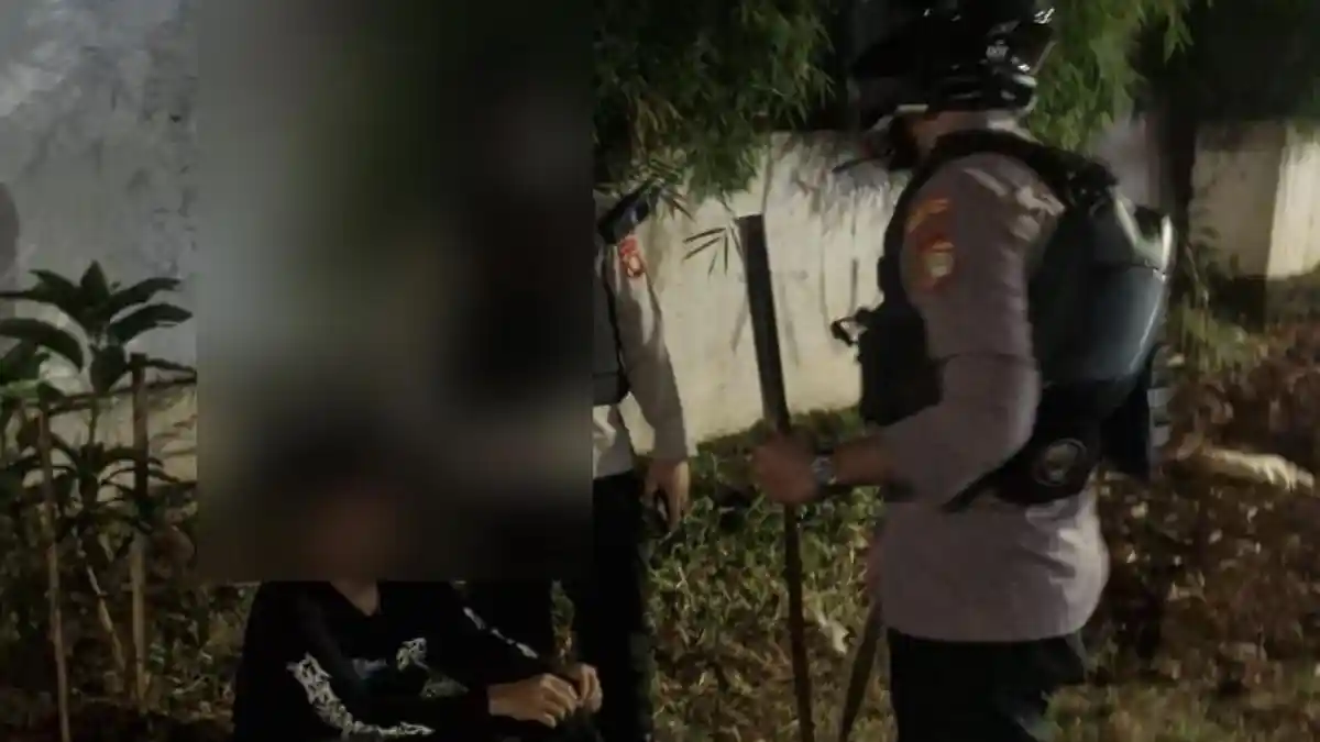 Kota Bekasi - Tim patroli dari Polres Metro Bekasi Kota menggagalkan aksi tawuran remaja di Rawalumbu. Foto: Ist/Gobekasi.id.