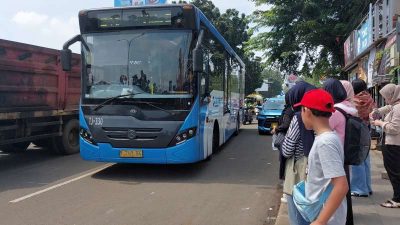 Kota Bekasi - Bus Stup Transjakarta Komsen Jatiasih tanpa Halte. Foto: Ist