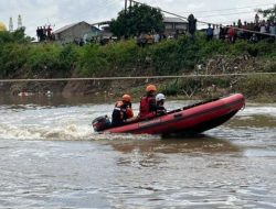 SAR Gabungan Sisir Kali Bekasi Cari Pria yang Jatuh dari Perahu