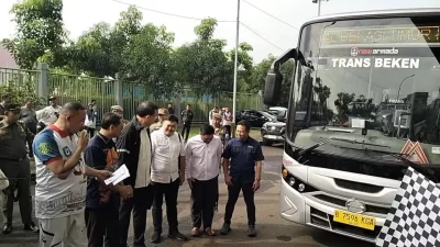 Kota Bekasi - Wali Kota Bekasi, Tri Adhianto resmi melepas Trans Beken untuk kembali mengaspal, Selasa (10/2/2026). Foto: Ist/Gobekasi.id.