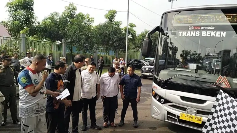 Kota Bekasi - Wali Kota Bekasi, Tri Adhianto resmi melepas Trans Beken untuk kembali mengaspal, Selasa (10/2/2026). Foto: Ist/Gobekasi.id.