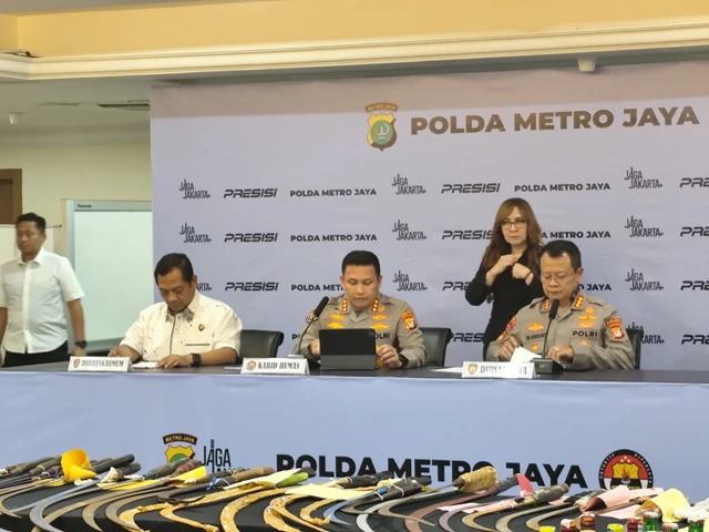 Kota Bekasi -Direskrimum Polda Metro Jaya Kombes Pol Iman Imanudin, Kabid Humas Polda Metro Jaya Kombes Pol Budi Hermanto, dan Dirsamapta Polda Metro Jaya Kombes Pol Wahyu Dwi Ariwibowo saat pers hasil operasi Pekat Jaya 2026 di Polda Metro Jaya pada Kamis (12/2/2026) Foto: Kumparan