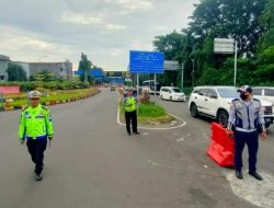 Bandel Masuk Tol Bekasi Timur, Puluhan Truk Sumbu Tiga Diputarbalikkan Petugas