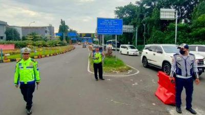Kota Bekasi - Petugas Kepolisian dan Dishub Kota Bekasi melakukan pencegatan terhadap truk sumbu III di GT Bekasi Timur. Foto: Ist/Gobekasi.id.